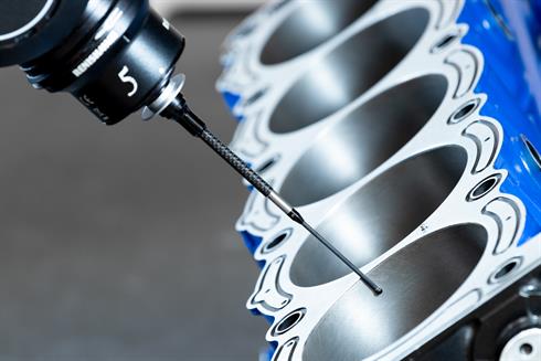 Diamentowy trzpień pomiarowy OPTiMUM™ podczas skanowania aluminiowego bloku silnika Cosworth V10 ze stalową tuleją cylindrową