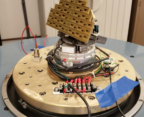 Montaje de la antena PAS con suspensión cardán en una base de prueba de impactos y vibraciones