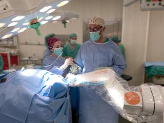 Dr. Jordi Rumià durante una operación de Estéreo-EEG como parte del tratamiento de epilepsia