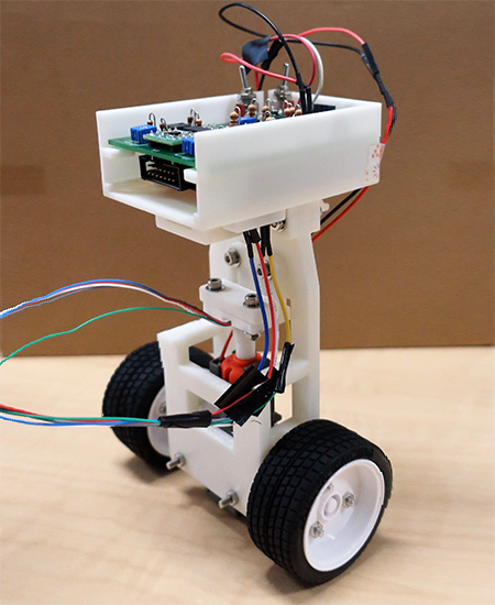 El vehículo robótico de dos ruedas autoequilibrado, diseñado por los estudiantes de ingeniería de la Tokyo Denki University