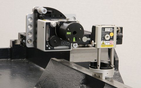 Sistema láser de alineación XK10 montado sobre la sección de hierro fundido de la máquina