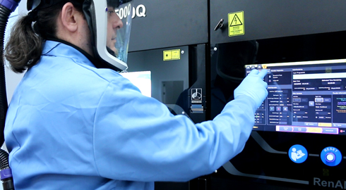 Técnico utilizando el sistema de fabricación aditiva metálica RenAM 500Q